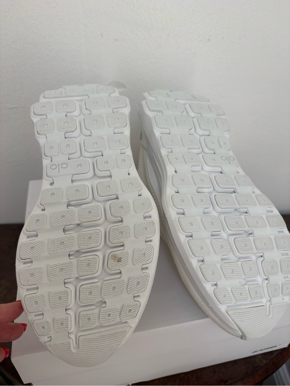 Alo Runner White/White Unisex Sneakers – New in Box | Men’s 6.5 / Women’s 8 - Picture 10 of 13